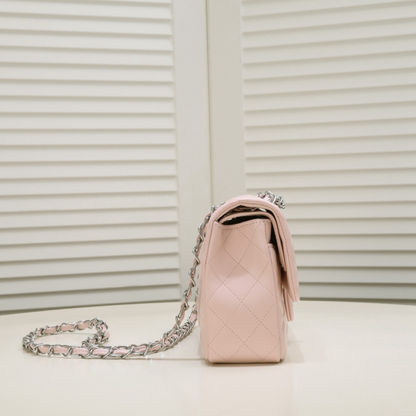 シャネルバッグ背面デザイン